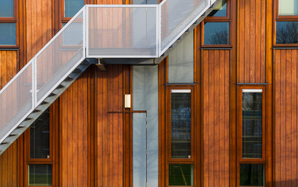 modern wooden building exterior PGYUYXB 1 960x604 1